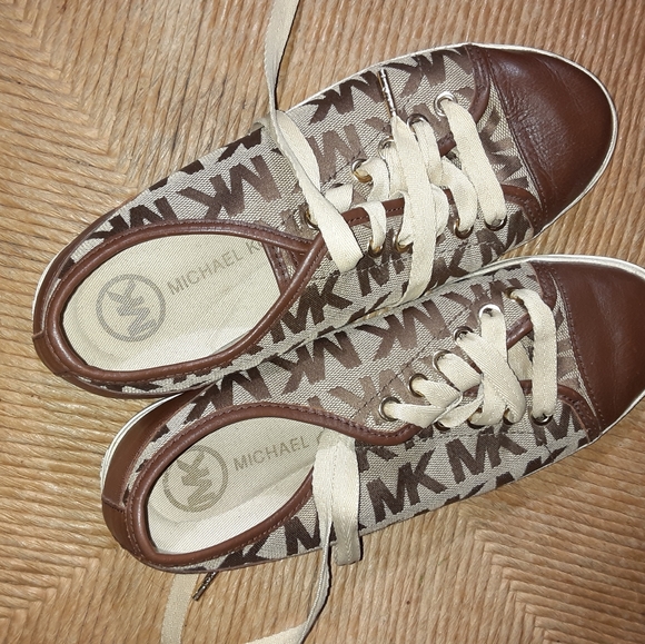 Designer Shoes - Picture 2 of 4